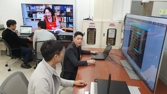 ETRI 연구진이 15(현지시간)∼19일까지 미국 라이베이거스에서 열리는 'NAB 2023'에 선보이는 'UHD·HD 통합공시청 시스템' 시연 모습.  ETRI 제공